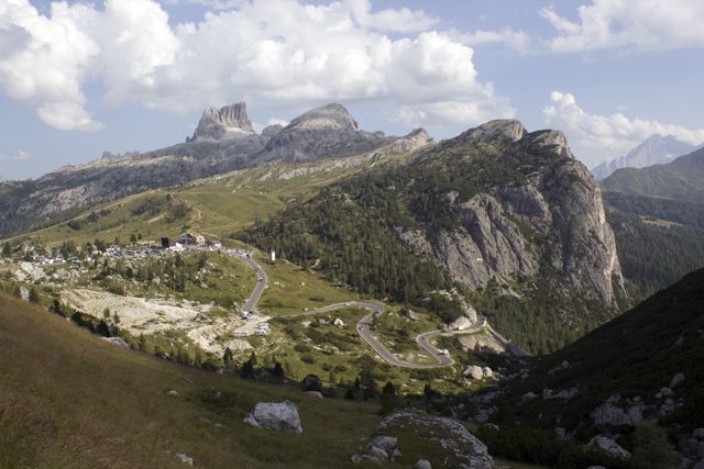 2011-08-25_14-43-49 cadore.jpg - Blick ber den Passo Falzarego zum Averau, rechts im Hintergrund die Civetta